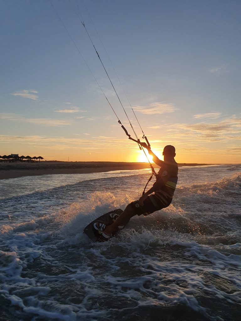 Kitesurfeur coucher de soleil Paracuru DOWNWIND KITESURF BRESIL